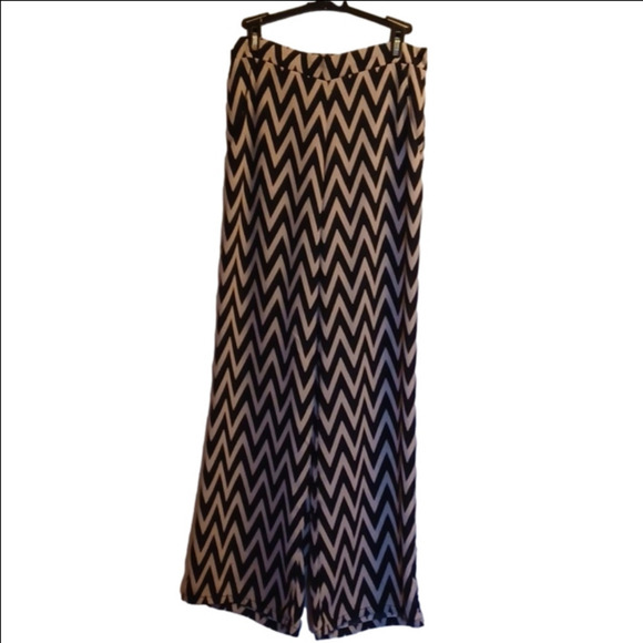 A. Byer Pants - AMY BYER TAN AND BLACK, LITE WEIGHT PANTS, SIZE MEDIUM.